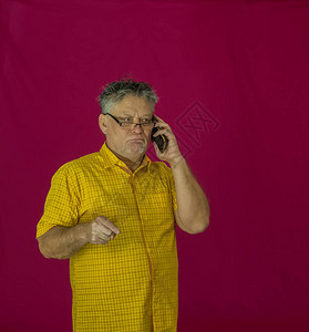 一位头发花白的老人手里拿着一部智能手机不同的情绪表现在脸上喜悦图片