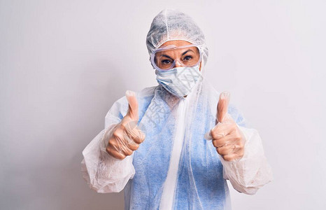 中年护士妇女穿着白色背景的保护冠状设备图片