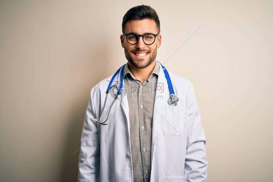 年轻医生身着眼镜医学白袍和听诊器图片