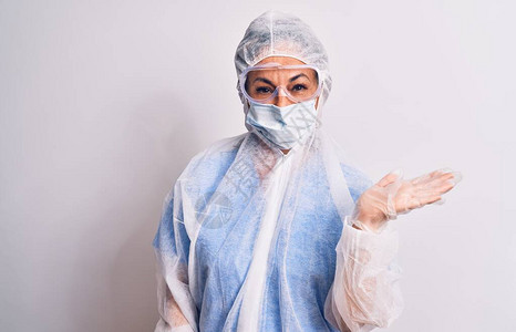 中年护士妇女穿着白色背景的防护冠状设备图片