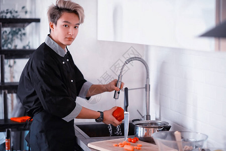 厨房里一个年轻的亚洲厨师图片