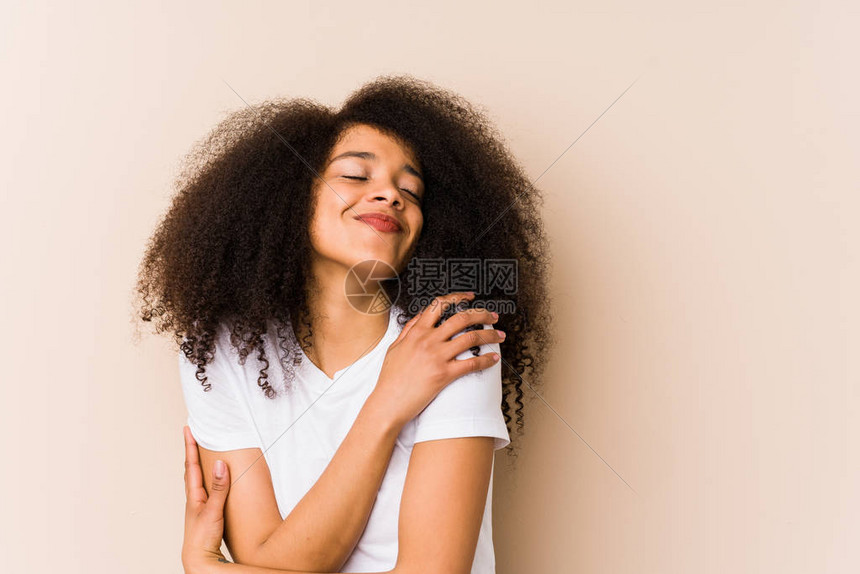 年轻的非裔美国女人拥抱微笑的无图片