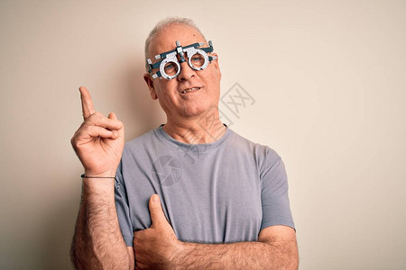 中年白发男子控制视力图片