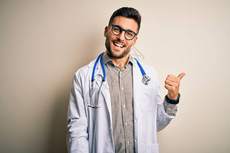 年轻的医生戴着眼镜医用白色长袍和听诊器图片