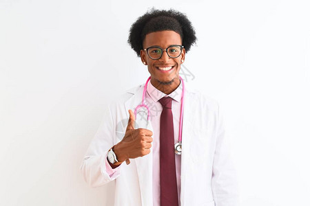 年轻的非洲裔美国医生在孤立的白色背景上戴着粉色听诊器图片