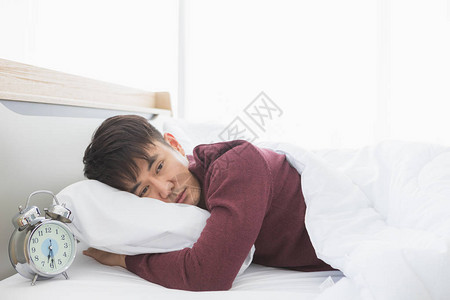 年轻英俊的亚洲男子躺在一个人的身边图片