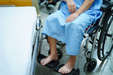 在医院里坐轮椅的亚洲老年或老年妇女图片