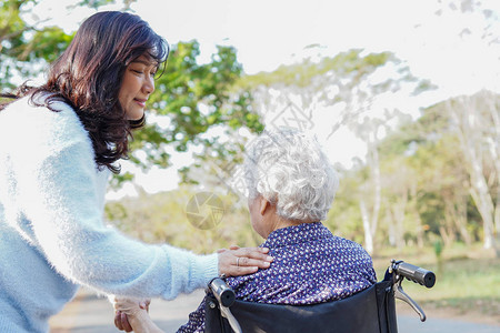 帮助和照顾护理医院病房公园坐在轮椅上的亚洲老年或老年妇人患者图片