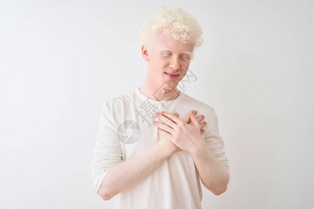 年轻的白化病金发男子穿着休闲T恤站在孤立的白色背景上背景图片