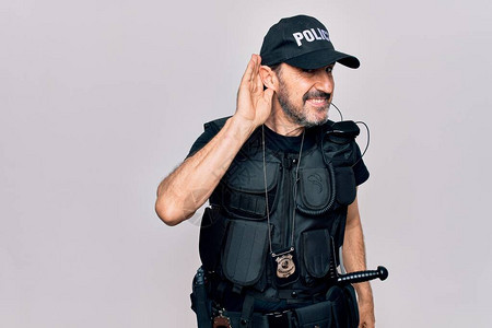 身穿警服和防弹背心的中年警察在白色背景上微笑图片