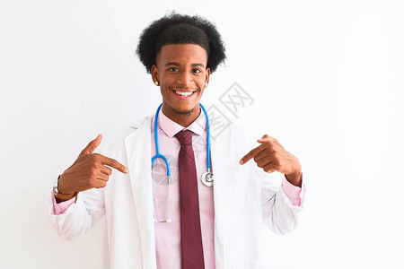 身穿眼镜的年轻非洲美籍医生在孤立的白种背景上满怀自信图片