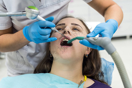 牙科女患者进行美白手术图片