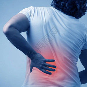 脊椎背部剧烈疼痛的人图片