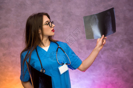 医生分析病人的X射线医院的创伤学家以抽象背景图片