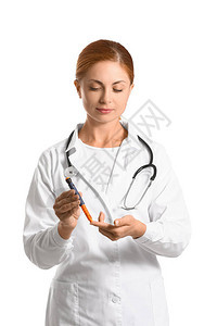 医生在白色背景上用拔刀笔采集血液样本图片