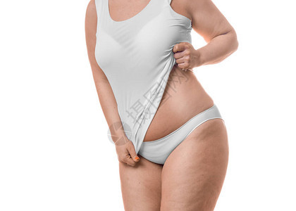 一个胖女人的近身照片展示她的腰部与白背景隔图片