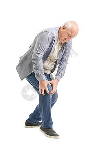白色背景下膝盖疼痛的老人图片