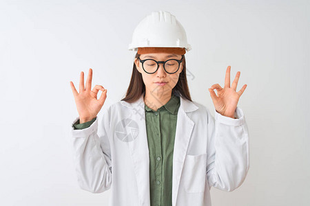 年轻女工程师戴大衣头盔眼镜图片