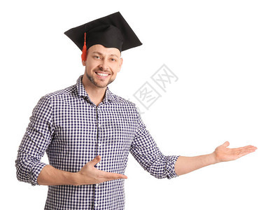 戴毕业帽子的男子在白色背景上图片