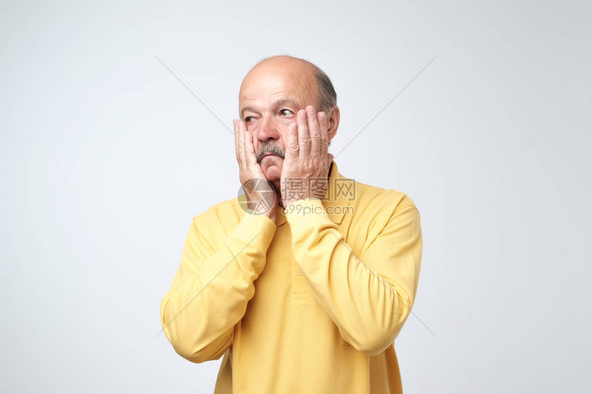 特写肖像的不安担心悲伤沮丧疲倦的商人高清图片下载-正版图片504090170-摄图网