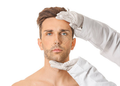 白种背景的年轻人的脸部感动外科图片