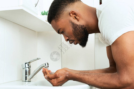 早上醒来黑人在浴室洗脸侧图片