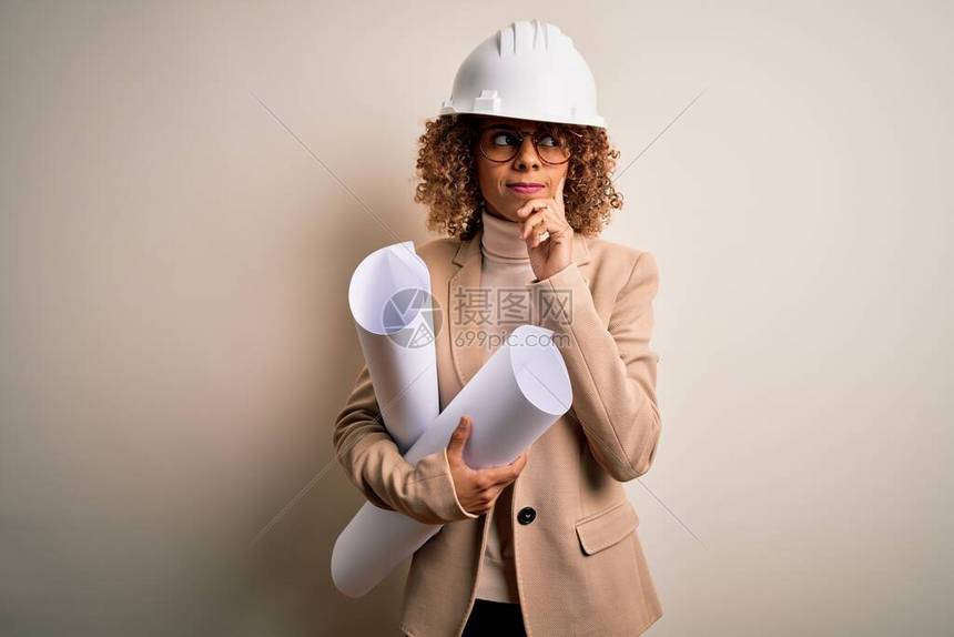 身着安全头盔和眼镜戴蓝图的非裔美籍非洲卷女建筑设计师图片