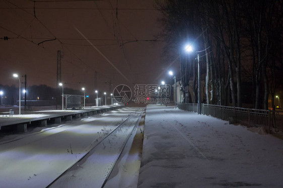 夜间俄罗斯铁路的冬季图片