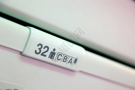 客机内行李壳上的座位号图片
