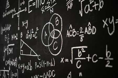 黑板上刻有物理数学和电路中的科学公式和计算科图片