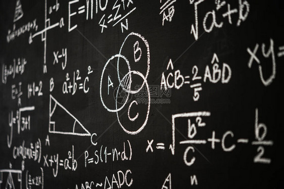 黑板上刻有物理数学和电路中的科学公式和计算科图片