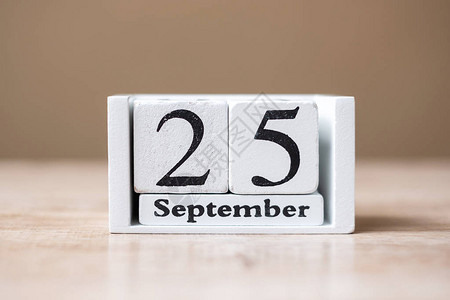 9月25日天药剂师日概念挂在桌子上的日历木图片