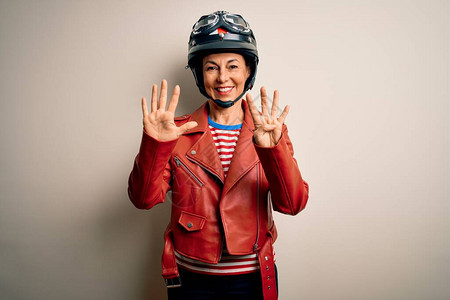 中年骑摩托车的女人图片