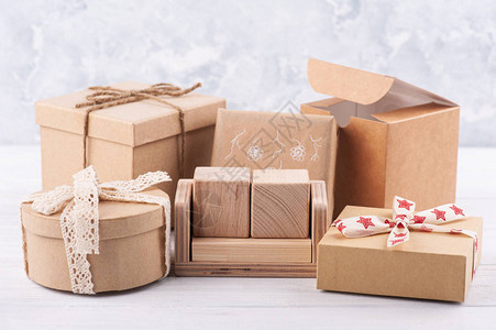 白桌上空白的木纸日历和Kraft礼品盒为庆祝销售或假日图片