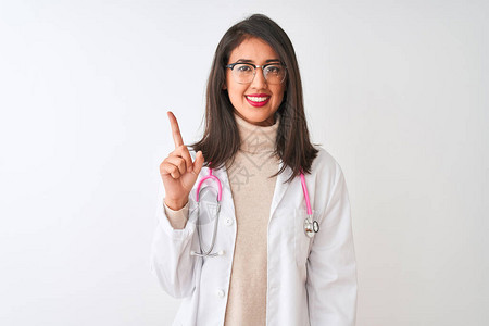 身穿大衣和粉红色听诊器的女医生在孤立的白色背景下露面图片