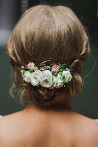白色和粉红色玫瑰花的典型和简单的新娘发型从缝图片