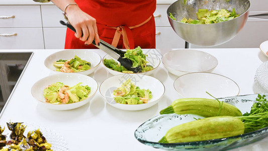 厨师传播熟沙拉素食在厨房做饭图片