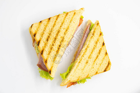 含火腿奶酪西红柿生菜和烤面包的桑威奇三明治在白色背景中隔图片