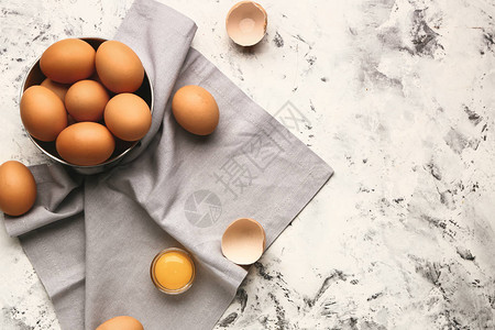浅色背景下的新鲜鸡蛋碗背景图片