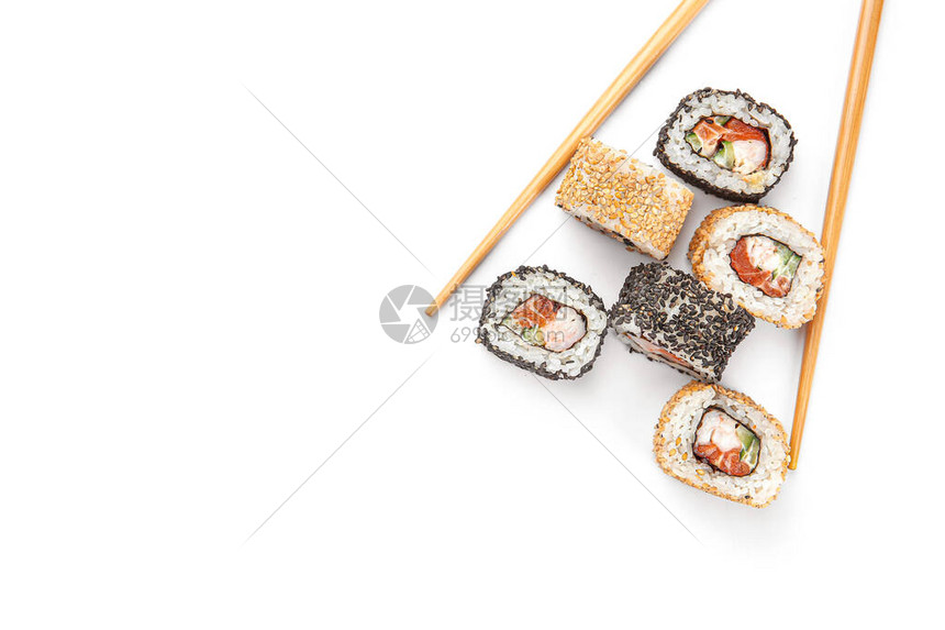 白色背景上不同寿司卷的组合图片