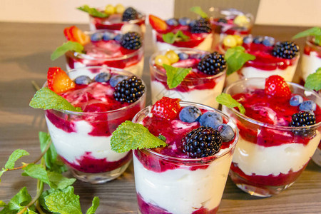 用草莓蓝莓薄荷格兰诺拉麦片桑葚在玻璃碗里吃酸奶健康食品和植图片