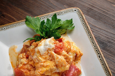 含西红柿和草药的奥米莱特Omelet图片