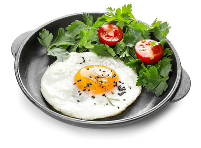 白色背景中带熟鸡蛋的煎锅图片