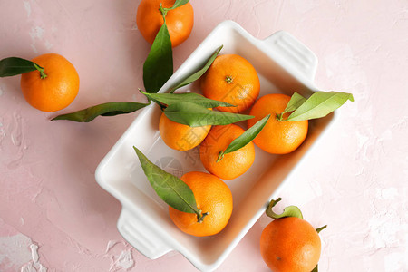 彩色背景上的甜橘菜图片