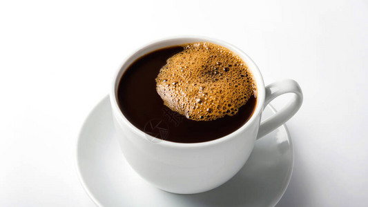 榛果拿铁咖啡杯顶端的黑咖啡在白色背景背景