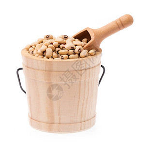 大豆木桶白色背景上孤立的木制大勺子背景图片