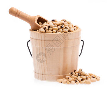 大豆木桶白色背景上孤立的木制大勺子背景图片