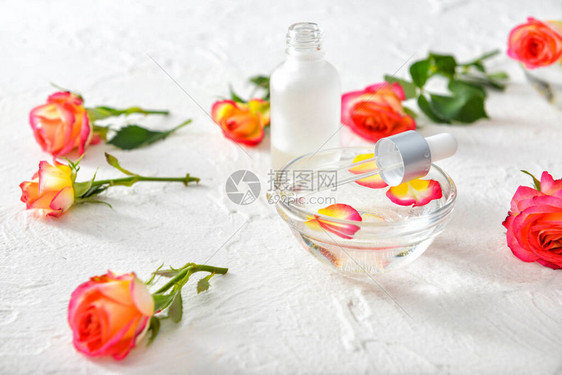 白色背景上的玫瑰精油图片