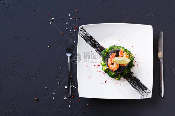 西兰花上用紫菜包裹的多拉鱼片图片