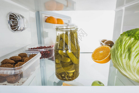 冰箱中的焦咸泡菜加卷菜水果和切菜开着图片
